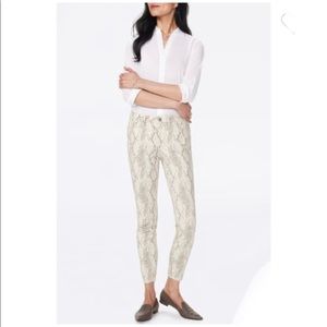 🛑CLEARANCE‼️🆕 NYDJ Ami Skinny Jeans w/ lift-tuck technology Cream & gray